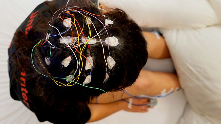 Mit Elektroden an Kopf und Körper versuchen Mediziner im Schlaflabor, die Ursache für die nächtlichen Ausflüge zu finden.