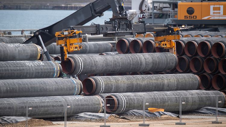 Rohre für die Ostsee-Gaspipeline Nord Stream 2 werden auf Rügen verladen. Die fast fertiggestellte Pipeline steht offenbar vor dem ersten Betriebstest.