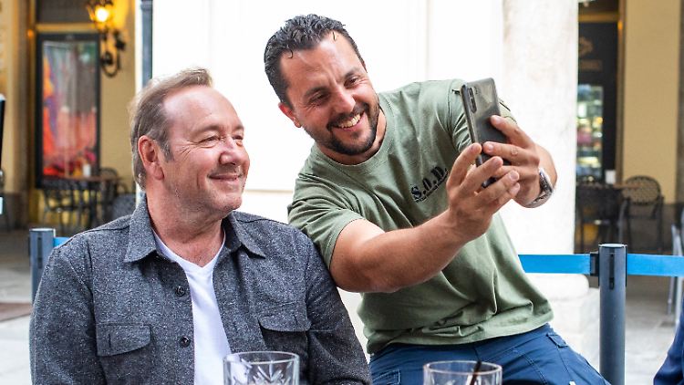 Spacey dreht nicht nur erstmals wieder, sondern stellt sich auch wieder Fans und Fotografen in der Öffentlichkeit.