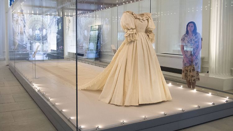 Prinzessin Dianas Hochzeitskleid wird erstmals der Öffentlichkeit gezeigt.