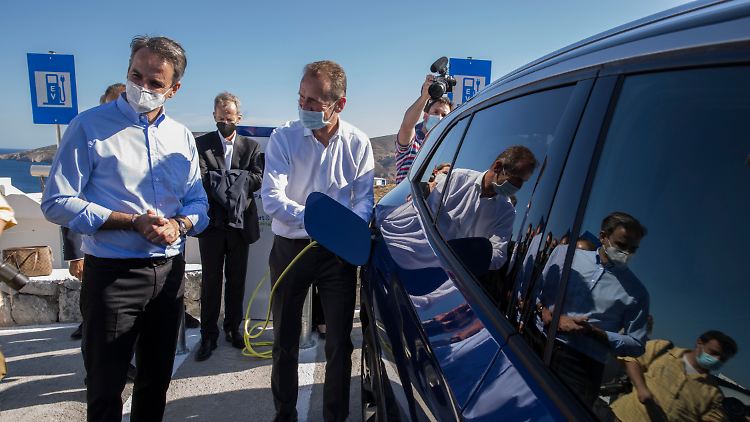 VW-Chef Herbert Diess (r) mit dem griechischen Ministerpräsidenten, Kyriakos Mitsotakis.