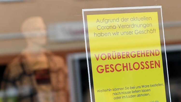 Während der Pandemie sind weite Teile des Einzelhandels monatelang geschlossen - von der Mehrwertsteuersenkung profitiert deshalb vor allem der Onlinehandel.