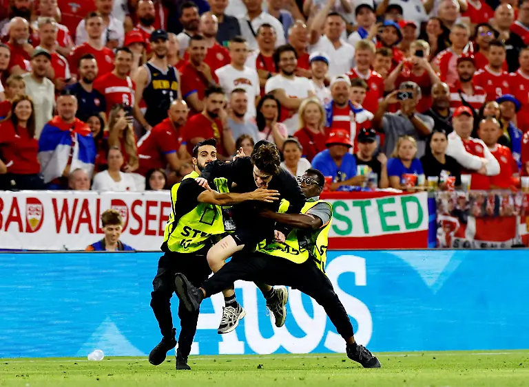 2024-06-25T000000Z-1223065113-UP1EK6P1M68JS-RTRMADP-3-SOCCER-EURO-DNK-SRB-REPORT