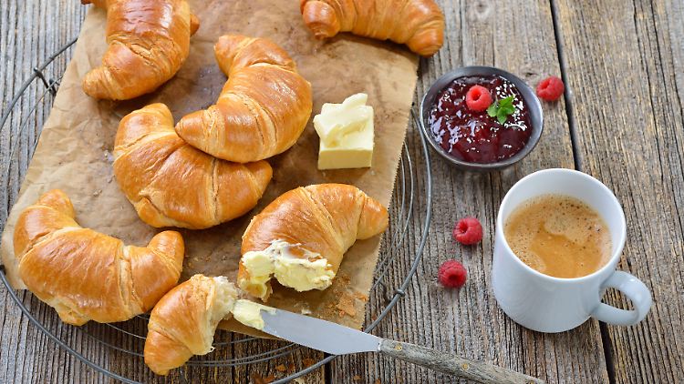 Alkohol steckt oft in süßen Produkten wie Fertigkuchen oder -croissants. 