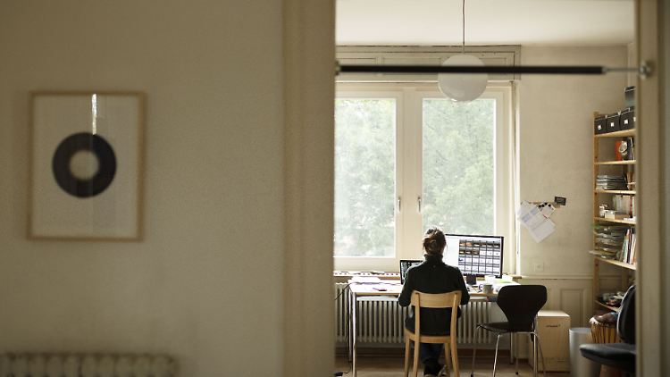Gewerkschaften und Arbeitnehmervertreter sehen den Hype ums Homeoffice nicht unkritisch, zumal das Arbeiten von zu Hause leichter zu unbezahlten Überstunden führen könne. 