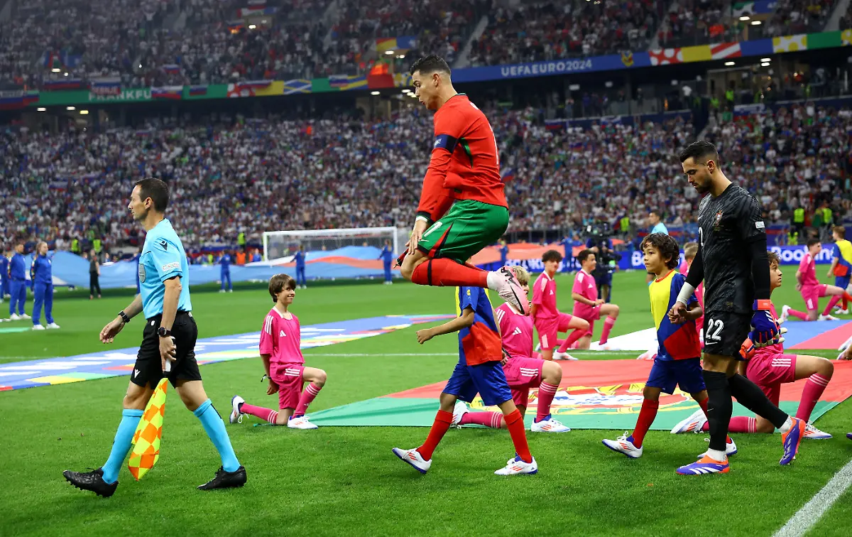 2024-07-01T000000Z-335875742-UP1EK711GXQVD-RTRMADP-3-SOCCER-EURO-POR-SVN-REPORT