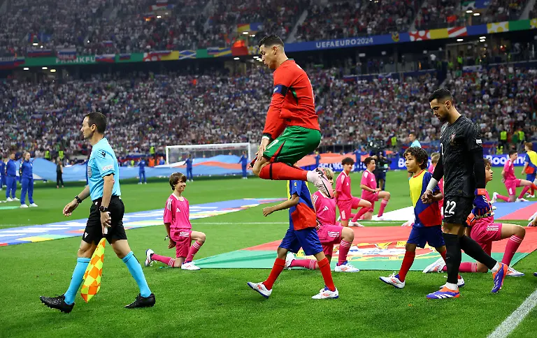 2024-07-01T000000Z-335875742-UP1EK711GXQVD-RTRMADP-3-SOCCER-EURO-POR-SVN-REPORT