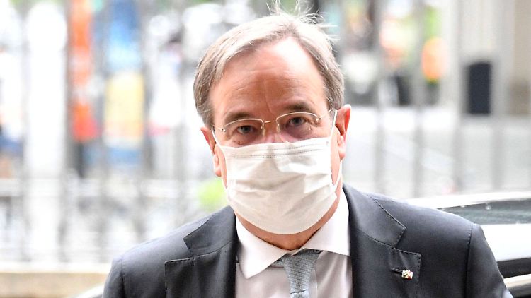 Armin Laschet steht vor einem Dilemma: "Weiter so" kommt nicht in Frage, offene Kritik an der amtierenden Kanzlerin ist im Wahlkampf auch keine gute Idee.