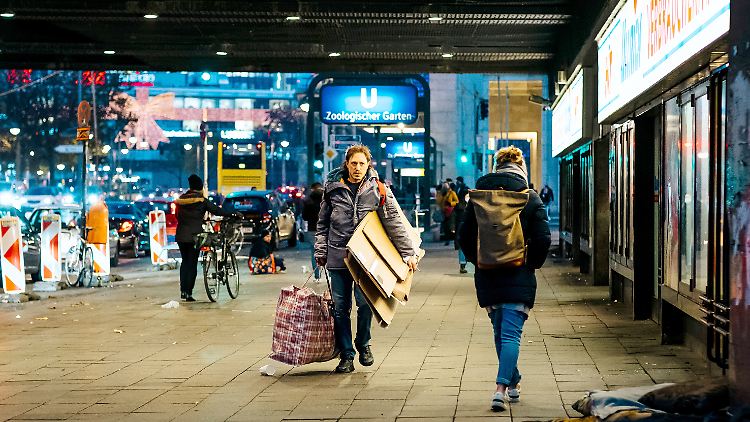 So wie Micha (Timo Jacobs) im Film erwischt die Wohnungslosigkeit auch immer mehr Menschen, die man sonst nicht als klassische Obdachlose erkennen würde.