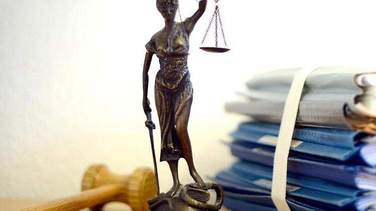 Die Richterin hatte die Akten in ihrem Keller versteckt.