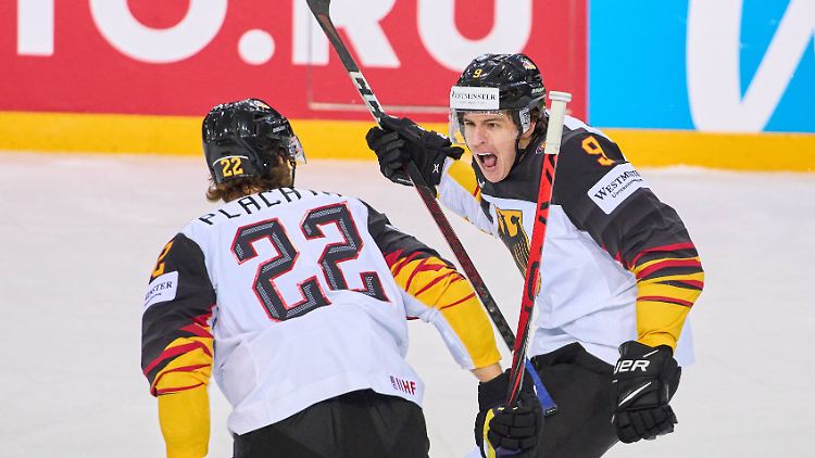 Leon Gawanke (r.) verstärkt das DEB-Team bei der WM in Finnland.