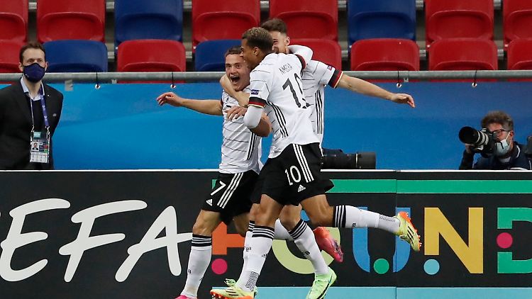 Florian Wirtz in der Jubeltraube. Das Leverkusen-Talent schießt die deutsche Auswahl ins Finale.
