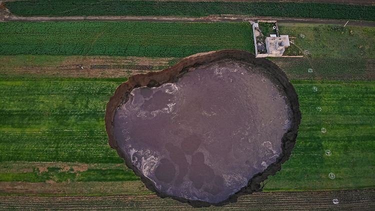 Das Erdloch misst derzeit 97 Meter auf 78 Meter - und wächst weiter.