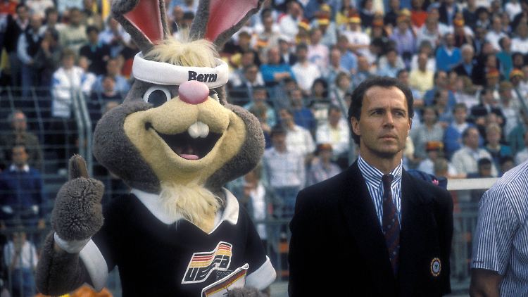 Mein Name ist Hase, ich weiß von nix? Beckenbauer wollte bei der EM 1988 sehr unglücklich bluffen.