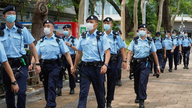 Polizisten im Hongkonger Victoria Park. Mit einem massiven Polizeiaufgebot soll verhindert werden, dass öffentlich an das Massaker von 1989 erinnert wird.