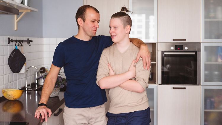 Vater und Sohn: Sind die Kinder im Teenager-Alter, kann man auf einer ganz anderen Ebene mit ihnen kommunizieren.