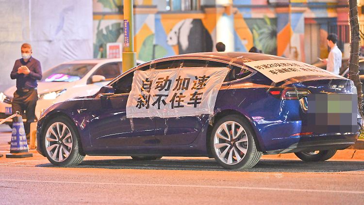 Stress in China: Ein Tesla-Besitzer in der südchinesischen autonomen Region Guangxi Zhuang hat ein Banner über seinen Wagen gespannt. Darauf steht: "Das Auto beschleunigt automatisch und die Bremsen stoppen nicht. Außer Kontrolle, Karosseriekollaps, Achsenbruch, zum Glück wurde niemand verletzt ."