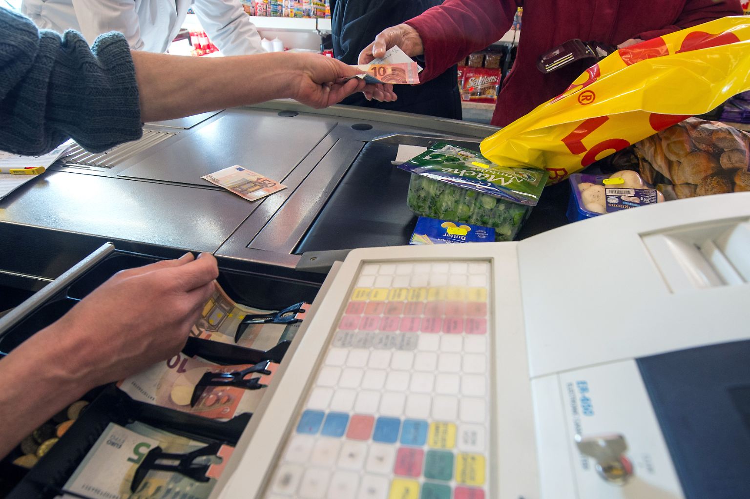 Das Leben in Deutschland wird teuer. Die Preise steigen so rasant wie seit Jahrzehnten nicht mehr: 4,5 Prozent im Oktober gegenüber dem Vorjahresmonat, wie das Statistische Bundesamt in seinem nationalen Verbraucherpreisindex ermittelt hat. Diese Inflationsrate ist allerdings nur ein Durchschnittswert.  