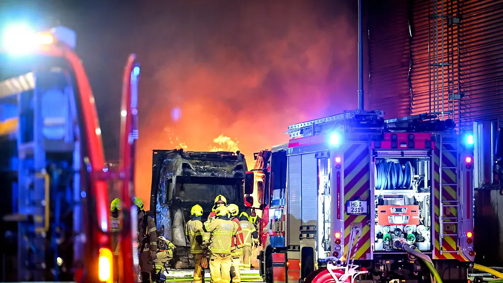 Zwei-Lastwagen-sind-auf-einem-Firmengelaende-in-der-Bremer-Ueberseestadt-komplett-ausgebrannt