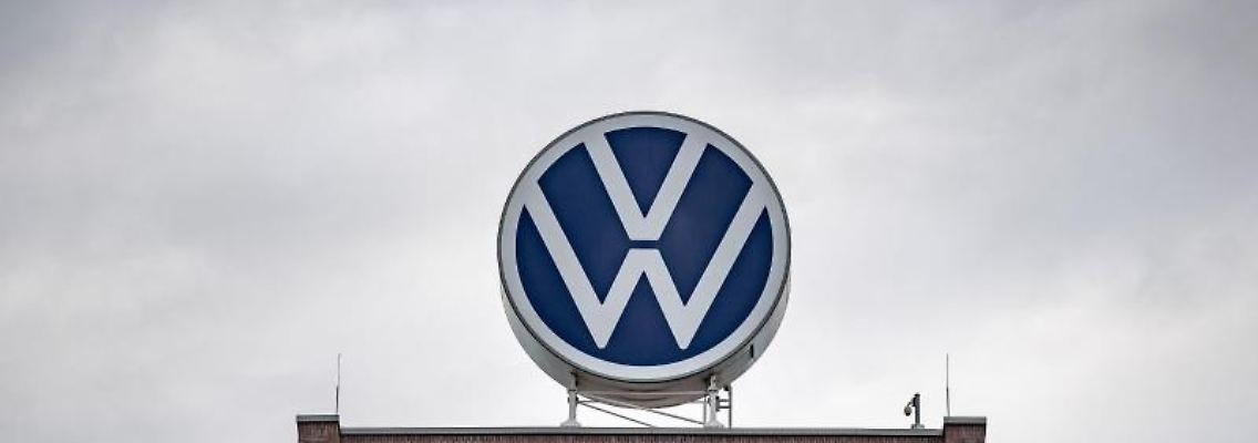 Ein großes VW-Logo steht auf dem Verwaltungshochhaus vom Volkswagen Werk. Foto: Sina Schuldt/dpa/Archivbild