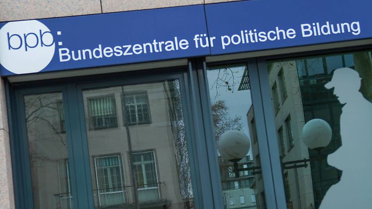 Die Bundeszentrale für politische Bildung ist beim Innenministerium angesiedelt und hat ihren Sitz in Bonn.