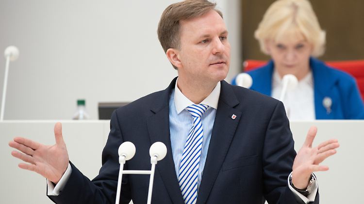 "Wir stellen damit das jüdische Leben unter den Schutz der Verfassung des Landes Brandenburg", sagt Steven Bretz, parlamentarischer Geschäftsführer der CDU.