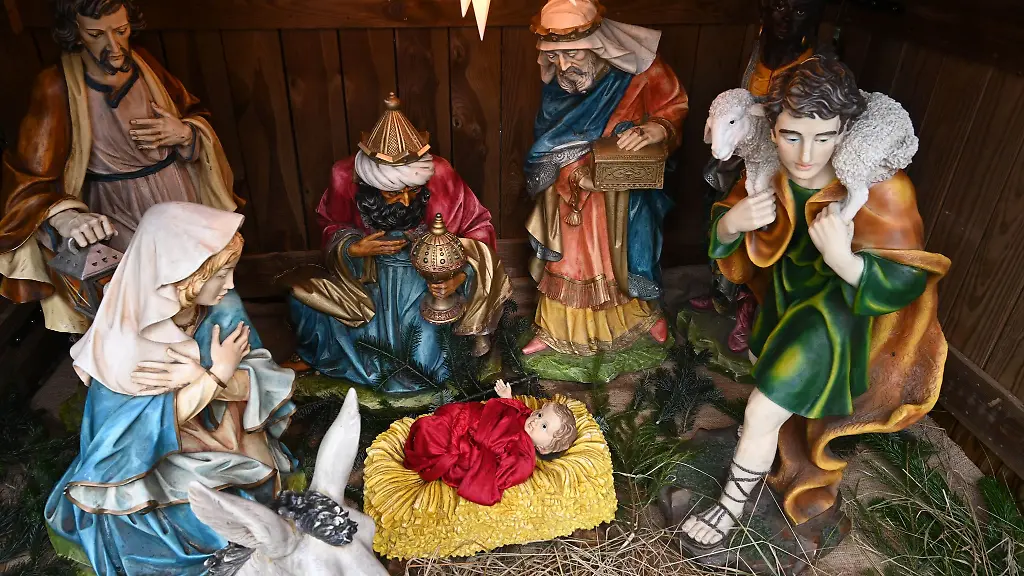 An-Heiligabend-zieht-es-auch-in-Mecklenburg-Vorpommern-wieder-Zehntausende-in-die-Kirchen-obwohl-die-Zahl-der-Mitglieder-immer-weiter-abnimmt-Das-Fest-der-Familie-Liebe-und-Hoffnung-hat-nichts-von-seiner-Attraktivitaet-eingebuesst