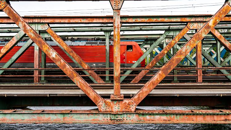 Viele Eisenbahnbrücken in Deutschland sind in schlechtem Zustand. Ihre Sanierung stockt allerdings.