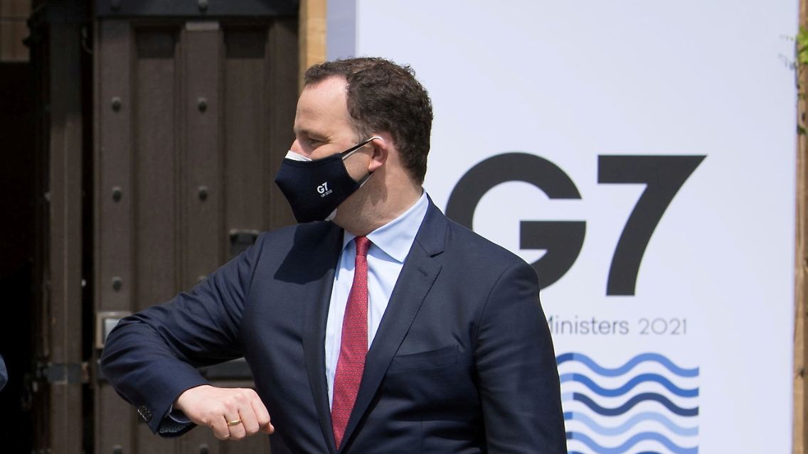Spahn begrüßt den britischen Gesundheitsminister Hancock - mit Doppelmaske.