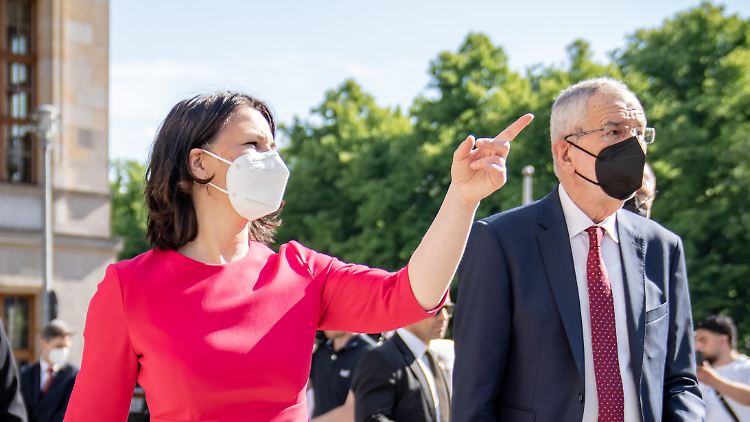 Am Donnerstag begrüßte Annalena Baerbock den österreichischen Bundespräsidenten Alexander von der Bellen, einen Grünen, in Berlin.