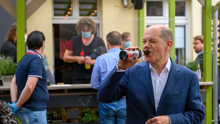 Großer Vorteil zum digitalen Wahlkampf: Vor Ort gibt's auch mal ein Bier. Wie hier für Olaf Scholz im Magdeburger Moritzhof.