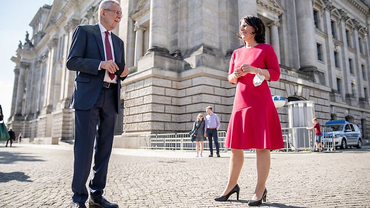Am Donnerstag begrüßte Annalena Baerbock den österreichischen Bundespräsidenten Alexander van der Bellen, einen Grünen, in Berlin. Bei Armin Laschet war van der Bellen zuvor auch.