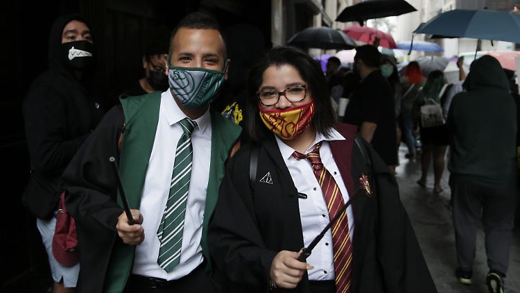 Harry-Potter-Masken gibt es auch: zwei glückliche Fans vor dem neuen Geschäft in Manhattan.
