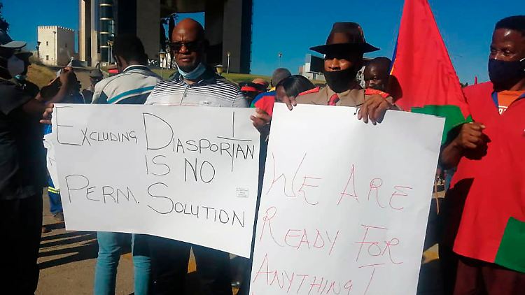 In Windhoek protestieren Namibier gegen das Abkommen mit Deutschland. 