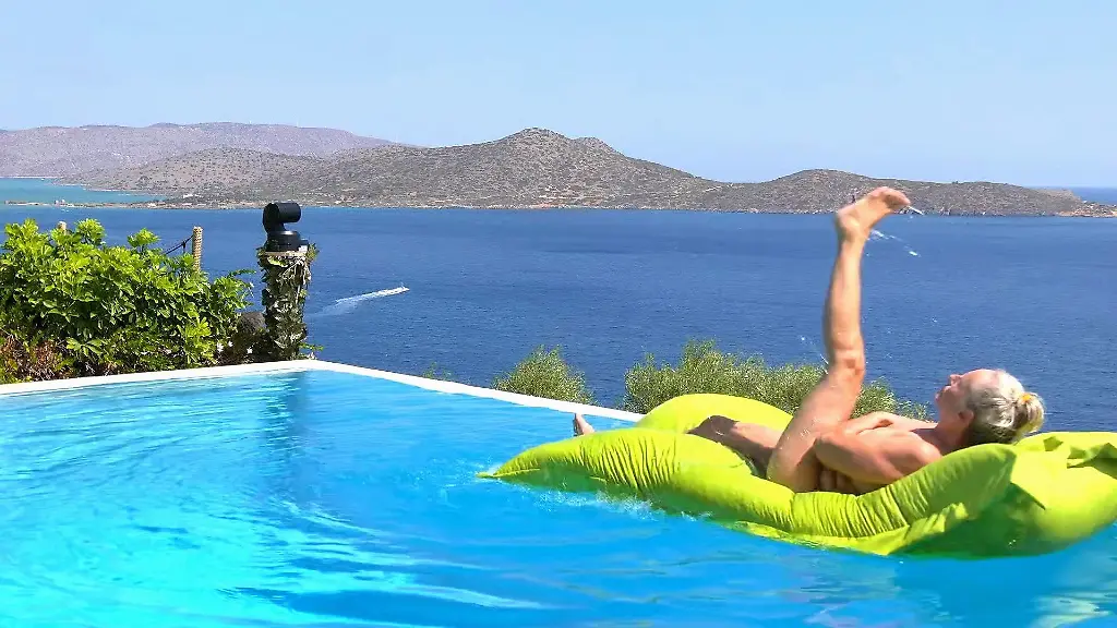 Die-barbusige-Pool-Performance-von-Baerbel-kommt-nicht-bei-allen-Frauen-gut-an