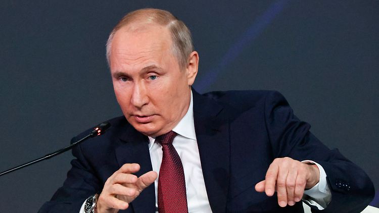 Auf dem St. Petersburger Wirtschaftsforums spricht Putin mit den Chefs internationaler Nachrichtenagenturen.
