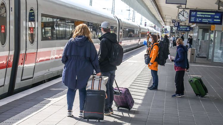 Auf den Bahnhöfen ist wieder spürbar mehr los.
