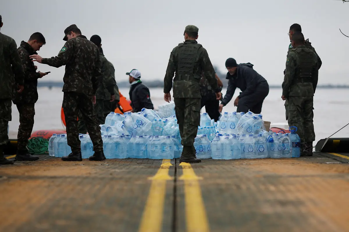 2024-05-16T210214Z-1576185158-RC2PR7AAA76J-RTRMADP-3-BRAZIL-RAINS