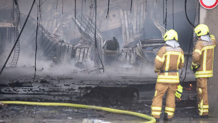 In der Halle ist nicht mehr viel übrig. Ein Millionenschaden ist entstanden.