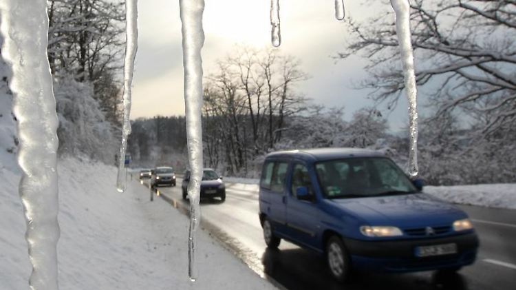 Achtung Eiszapfen! Bei Parken müssen Autofahrer zurzeit besonders achtsam sein.