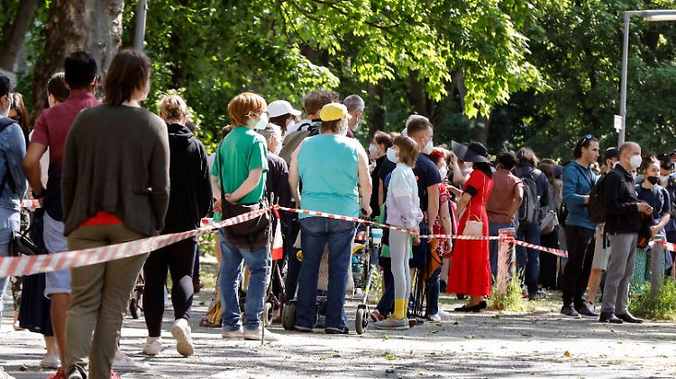 Anstehen für die Spritze: Bei einer Schwerpunktimpfung in Berlin Tempelhof kommen Impfwillige ohne Termin dran.