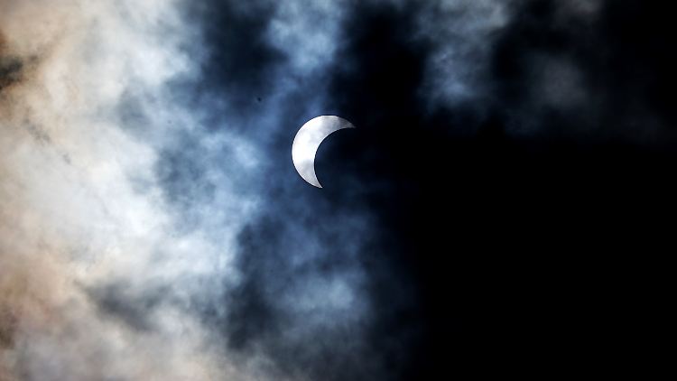 Sonnenfinsternisse sind selten, weil mehrere Faktoren zusammenkommen müssen. 