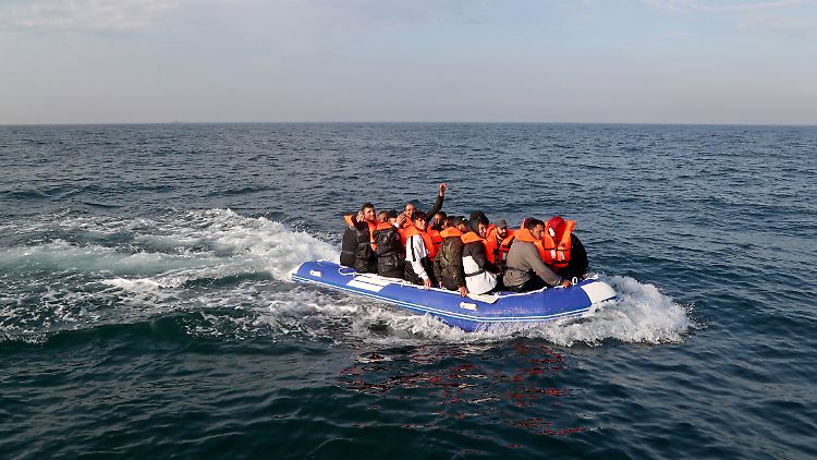 Geflüchtete fahren immer wieder in einfachen Schlauchbooten von Frankreich aus über den Ärmelkanal, um nach Großbritannien zu gelangen.