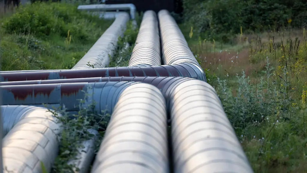 Europas-groesste-Flusswaermepumpe-soll-in-Koeln-am-Rhein-entstehen-Dem-Rheinwasser-entnommene-Waerme-wird-ins-Fernwaermenetz-der-Stadt-eingespeist-2027-soll-die-Anlage-in-Betrieb-genommen-werden