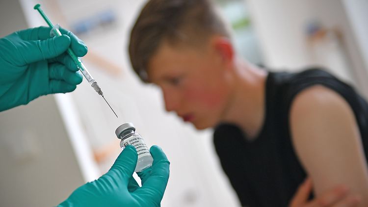 Mehr als jeder zweite 16- bis 26-Jähriger würde sich impfen lassen. Neun Prozent von ihnen allerdings mit "einem schlechten Gefühl".