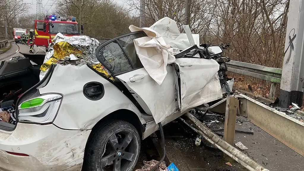 Nur-noch-ein-Wrack-Nach-dem-Unfall-mit-diesem-Auto-sind-alle-Beteiligten-ausser-Lebensgefahr