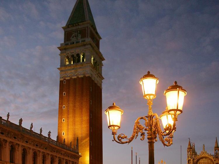 Vor dem Campanile (Glockenturm) auf dem Markusplatz in Venedig wird es zu Silvester mit Sicherheit wieder eng.