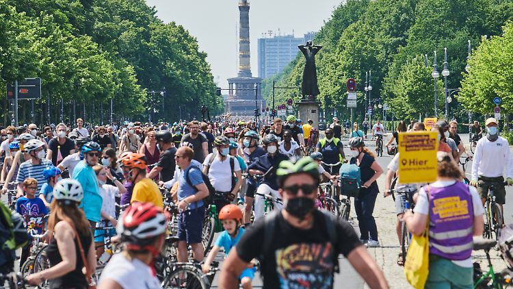 Es sieht aus wie eine kleine Loveparade - nur mit Masken und Fahrrädern und mehr Kleidung.