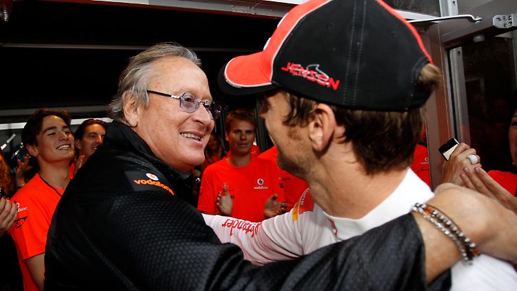 Ojjeh im Jahr 2011 mit dem damaligen McLaren-Piloten Jenson Button.