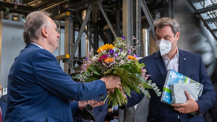 Gemeinsamer Auftritt im Wahlkampf: Die Blumen bekommt hier Söder von Haseloff.